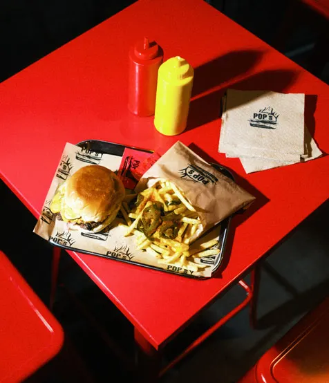 Burger und Fritten auf rotem Tablett