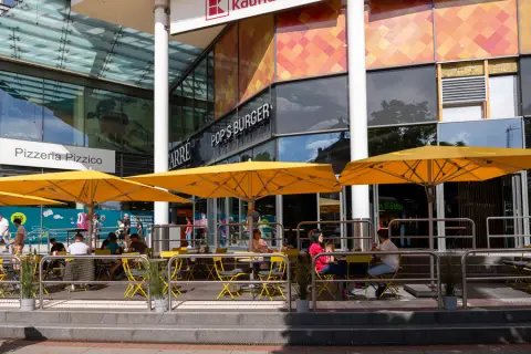Terrasse des POPs Burger im Cannstatter Carré mit gelben Sonnenschirmen