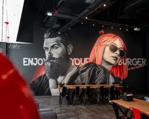 Großes Wandbild mit dem Schriftzug Enjoy your Burger in Bad Cannstatt