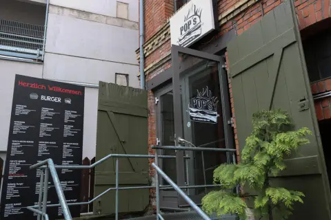 Außenansicht des POPs Burger in Esslingen mit Schriftzug über dem Eingang