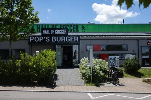 Eingang des POPs Burger in der Hall of Soccer in Filderstadt