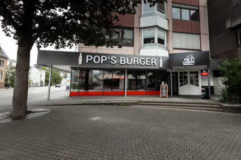 Außenansicht des POPs Burger in Göppingen von der Straße aus