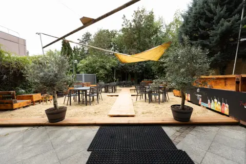 Biergartenähnliche Terrasse in Göppingen mit Bäumen