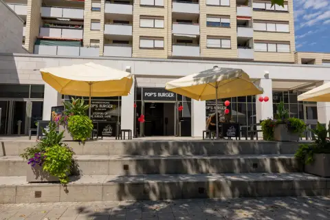 Außenterrasse des POPs Burger am Marstall-Center in Ludwigsburg