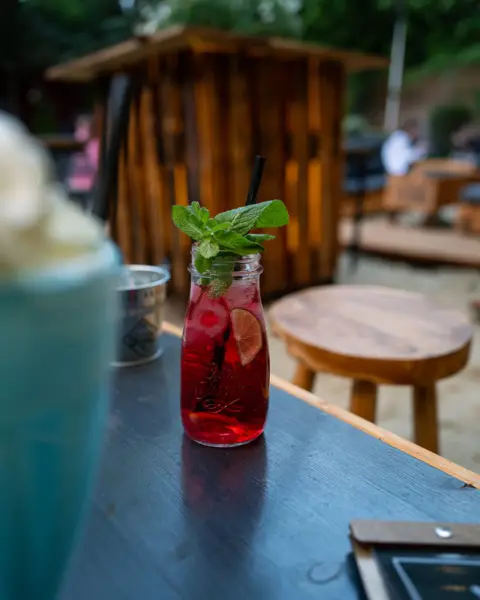 Hausgemachte Limonade mit Minze im Glas