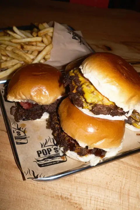 Zwei doppelte Smash Burger auf Papier