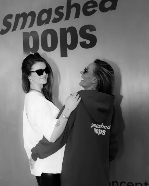 Zwei Gäste in Smashed-Pops-Hoodies, Schwarzweißaufnahme